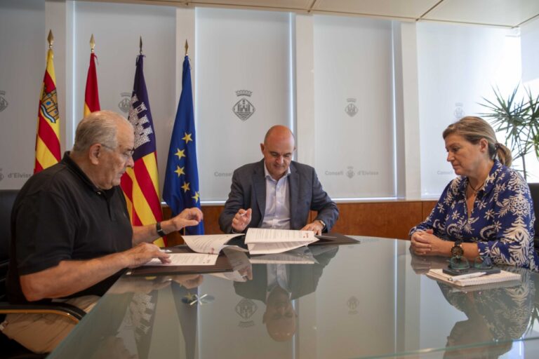 Firma del convenio entre el Consell de Ibiza y Cáritas.