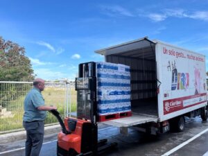 Cami&oacute;n con el donativo para Caritas Ibiza.