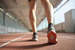 Deportista en una pista de atletismo.