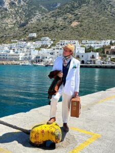 Antonio Sor&aacute; esperando el barco a vapor hacia Milos, en el puerto de Siphnos.