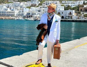 Manuel Sor&aacute; esperando el barco a vapor hacia Milos, en el puerto de Siphnos.