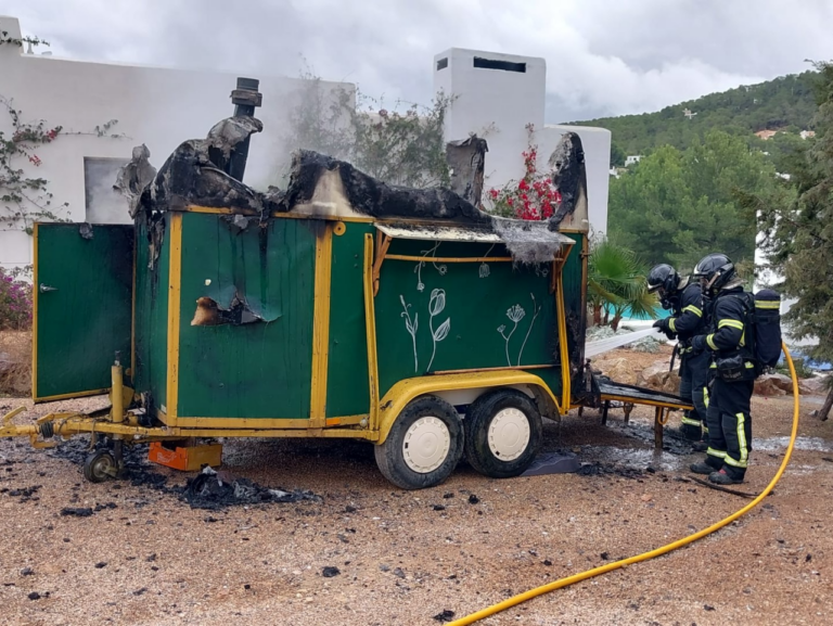 Remolque incendiado en Sant Josep.