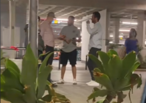 Seguridad del aeropuerto de Ibiza con supuestos taxistas piratas.