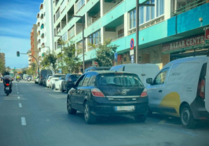 Veh&iacute;culo estacionado en doble fila.