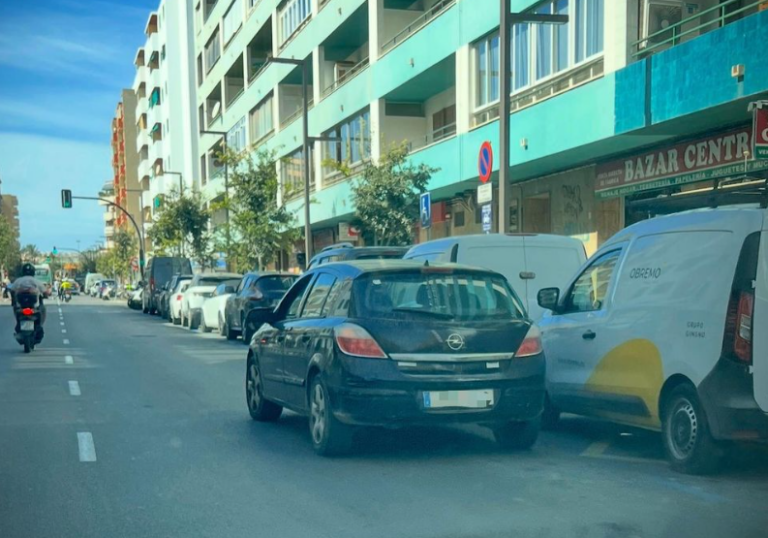 Vehículo estacionado en doble fila.