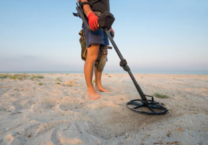 Detector de metales en una playa.
