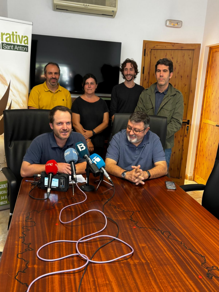 Esquerra Toni Tur, presidente de Sa la Cooperativa de Sant Antoni, y el portavoz del sector primario, dreta Rafa Tur, portaveu Aliança per l’Aigua