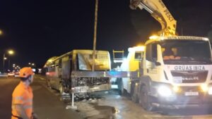 El autob&uacute;s siniestrado es retirado por un equipo de Gr&uacute;as Ibiza.