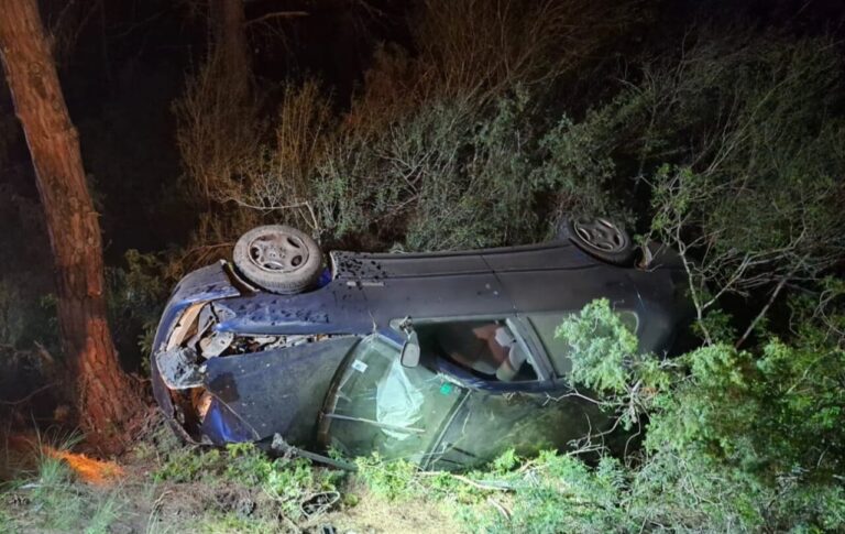 Vehículo accidentado en la carretera de Sant Carles.