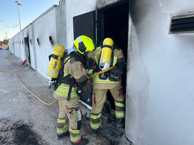 Bomberos en el campo de fútbol de Formentera.