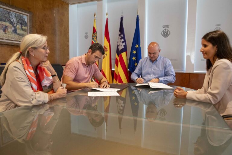 Firma del convenio entre el Consell de Ibiza y la Cámara de Comercio de Ibiza y Formentera.