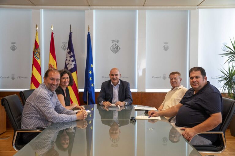 Vicent Marí junto a representantes de la Asociación de Concesionarios de Tomas de Agua Potable en Ibiza.