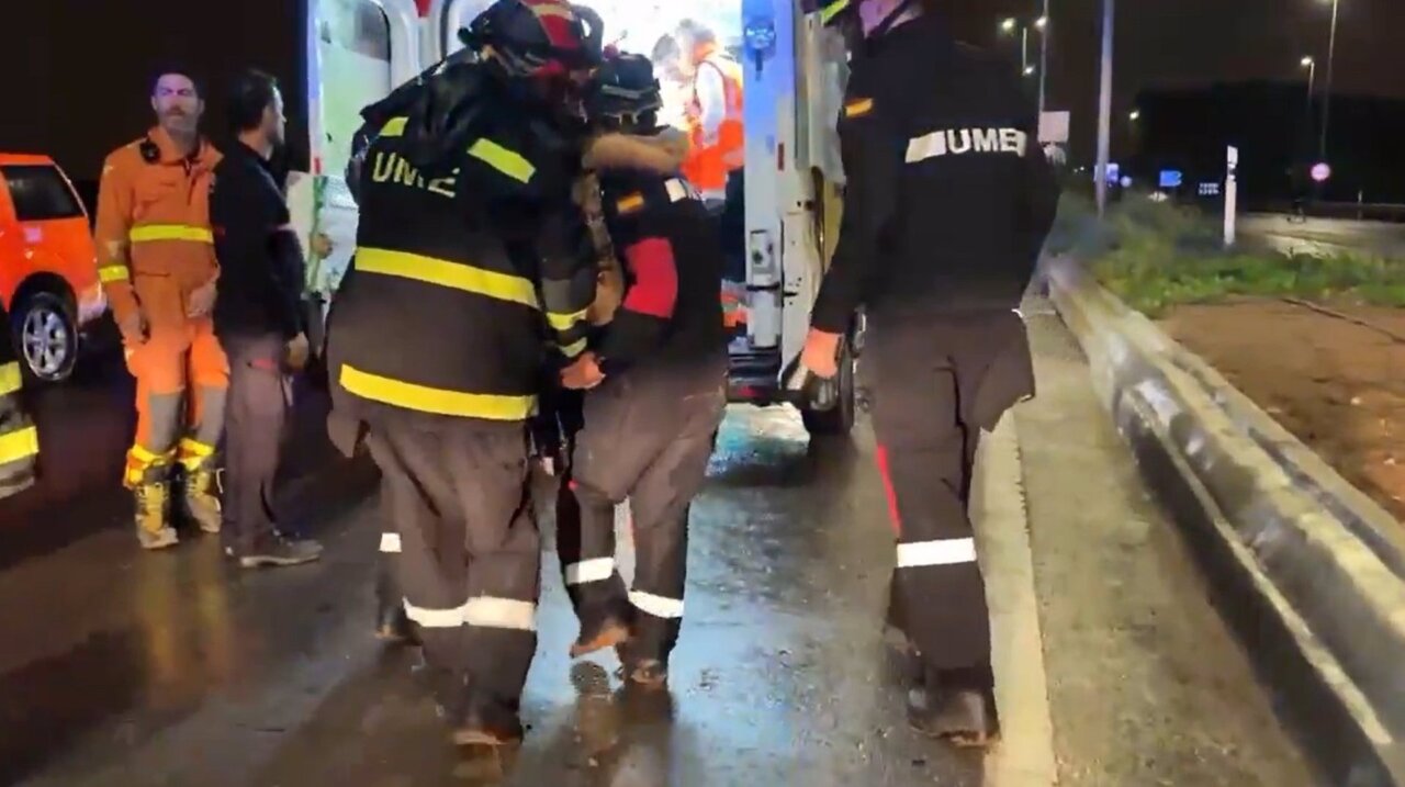 The UME performs rescue work of people trapped by floods in several locations in the Valencian Community.