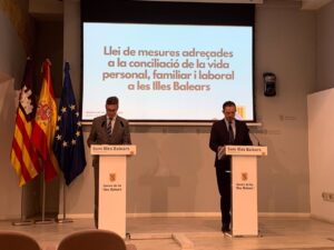 El portavoz del Govern, Antoni Costa, y el conseller de Empresa, Empleo y Energ&iacute;a, Alejandro S&aacute;enz de San Pedro, en la rueda de prensa posterior al Consell de Govern.
