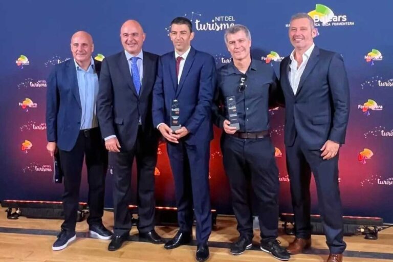 Alejandro Sancho, al centro, sostiene el premio de la Nit del Turisme 2024 para Fomento del Turismo Ibiza