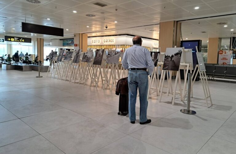 El Aeropuerto de Ibiza acoge una exposición de fotografías de los años 60. (Foto: Prensa AENA)