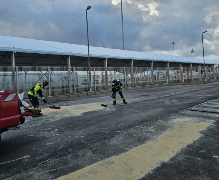 Bomberos trabajando en el Puerto de Ibiza.