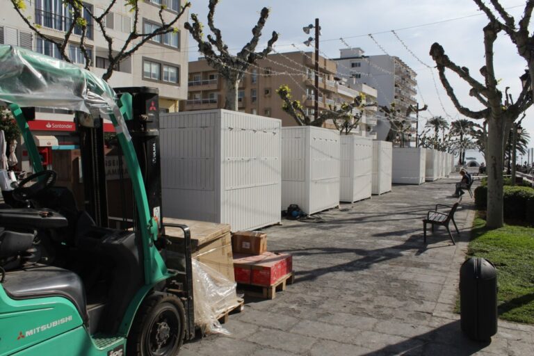 Nuevas casetas del mercadillo de s’Alamera.