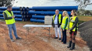 La alcaldesa de Santa Eul&agrave;ria, Carmen Ferrer, junto al gerente de la Agencia Balear del Agua y la Calidad Ambiental (Abaqua), Emeterio Mole.