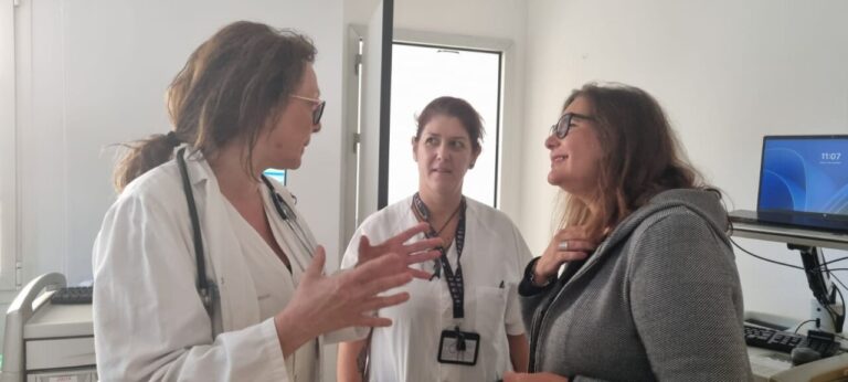 La consellera balear de Salud, Manuela García, en su visita a Ibiza.