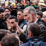 Tensi&oacute;n en Paiporta: la visita de los Reyes y S&aacute;nchez termina entre protestas y lanzamiento de objetos