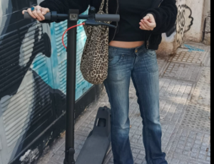 Conductora del patinete el&eacute;ctrico.