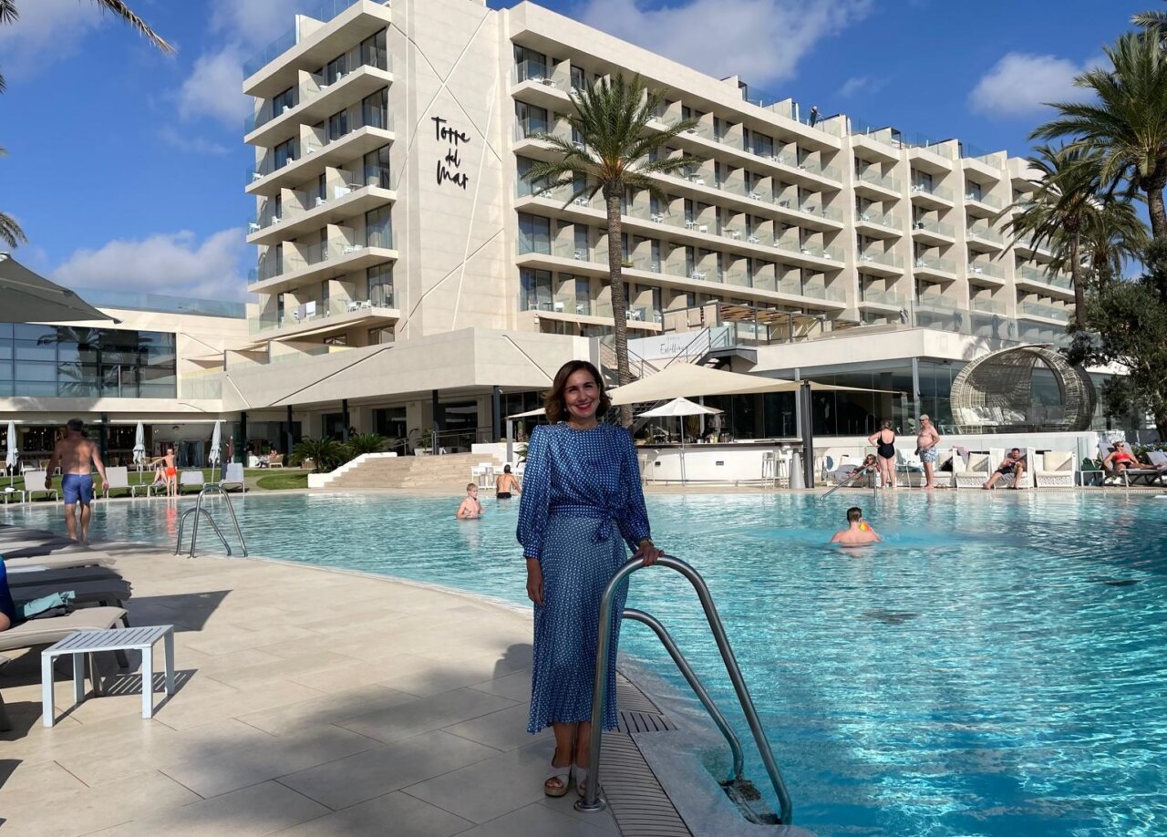 Juana María Torres Marí, gerente del Hotel Torre del Mar, hace un balance de los 50 años de la exitosa empresa familiar. (Foto: La Voz de Ibiza)