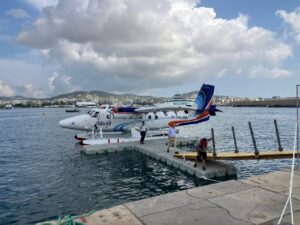Klaus Dieter Martin desciende del hidroavi&oacute;n el pasado mi&eacute;rcoles en Ibiza.