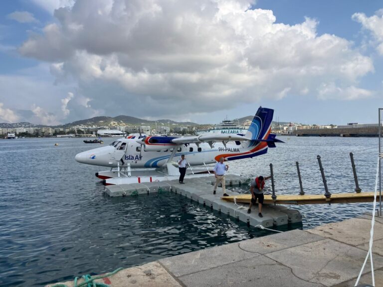 Klaus Dieter Martin desciende del hidroavión el pasado miércoles en Ibiza.