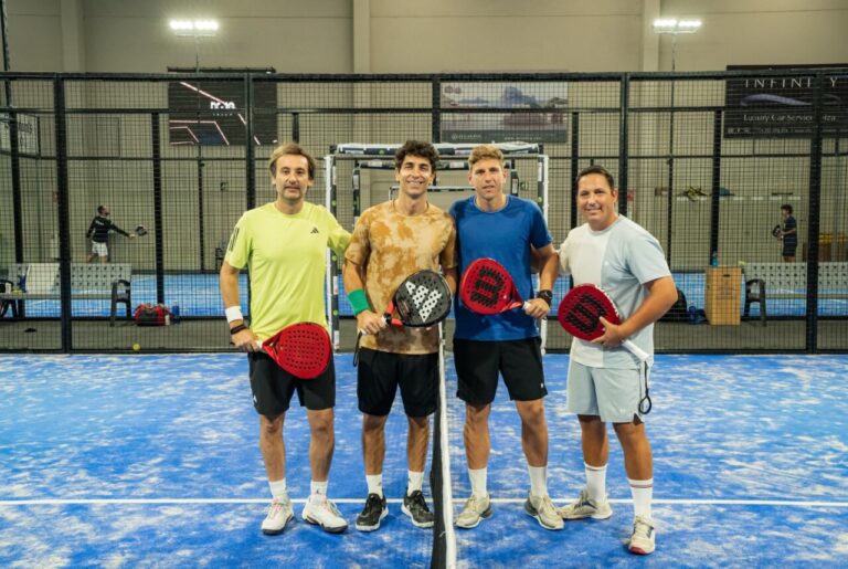 Las parejas finalistas del torneo antes del encuentro.