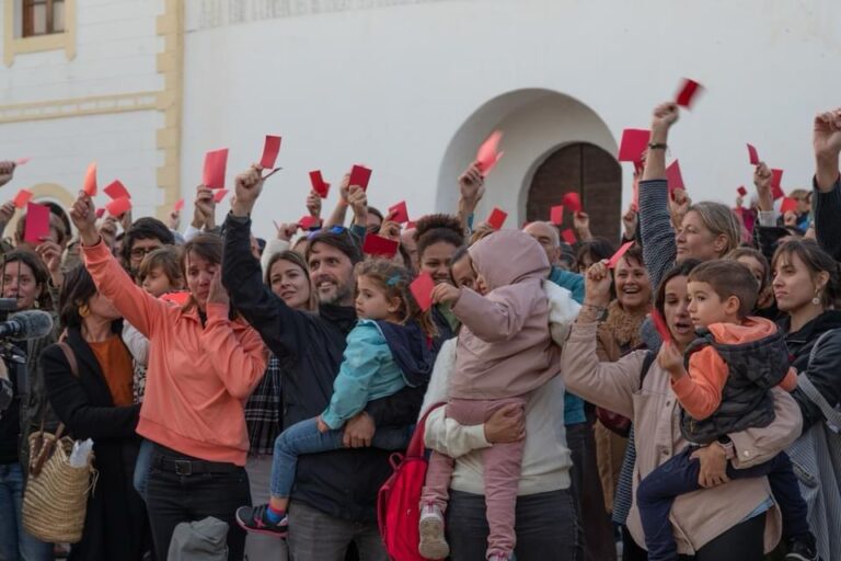 Daisee Aguilera, sudadera naranja, tarjeta roja en mano, sollozando tras los discursos.