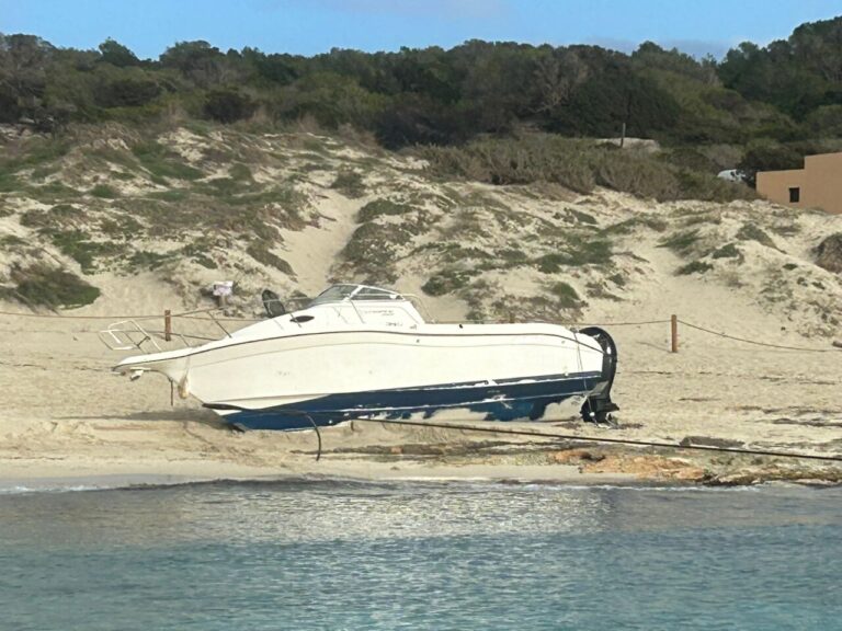 Patera abandonada en la costa