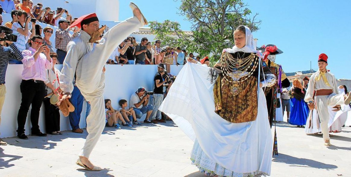 Imagen del Ball Pagés (baile payés) en Ibiza.