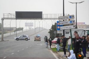 La polic&iacute;a corta la V-31 por la DANA - Jorge Gil - Europa Press