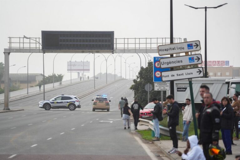 La policía corta la V-31 por la DANA - Jorge Gil - Europa Press