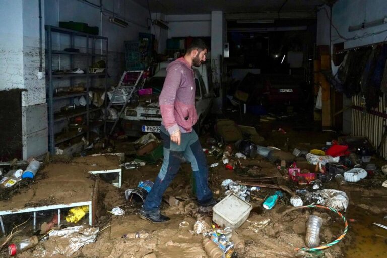 Voluntarios limpian los estragos ocasionados por la DANA, a 4 de noviembre de 2024, en Chiva, Valencia. - Eduardo Manzana - Europa Press