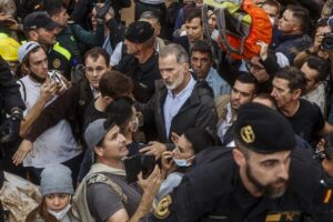 El Rey Felipe VI y el presidente de la Generalitat valenciana, Carlos Maz&oacute;n, durante su visita a una zona afectada por la DANA, a 3 de noviembre de 2024, en Paiporta - Rober Solsona - Europa Press