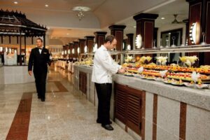 Los trabajadores tur&iacute;sticos bajan un 10% en Baleares mientras en Espa&ntilde;a superan los tres millones por primera vez