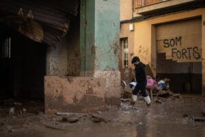 Imagen de una persona en una de las zonas afectadas por la DANA. - Alejandro Mart&iacute;nez V&eacute;lez - Europa Press