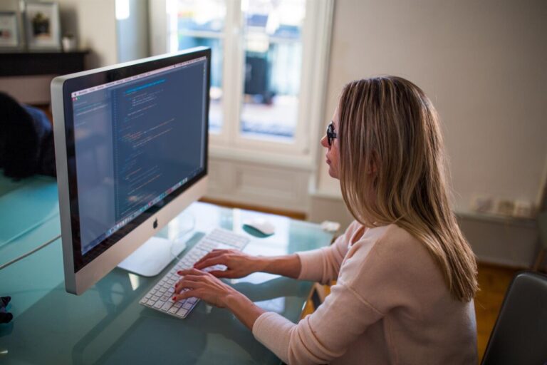 Una programadora sentada delante del ordeandor.