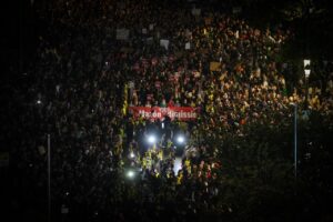 Una pancarta en medio de los asisntente que han participado en una manifestaci&oacute;n que recorre las calles de Valencia para exigir la dimisi&oacute;n del presidente de la Generalitat valenciana, Carlos Maz&oacute;n. - Jorge Gil - Europa Press