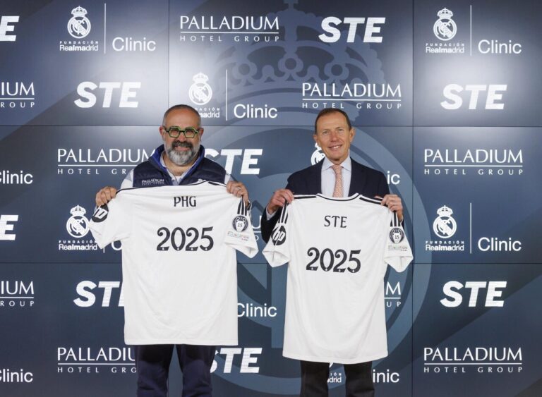 El director de Ventas y Marketing de Palladium, Sergio Zertuche y el director de Relaciones Institucionales del Real Madrid, Emilio Butragueño, en la presentación de los clinics.