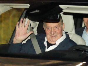 El Rey Juan Carlos sale del Real Club N&aacute;utico a 18 de mayo de 2024, en Sanxenxo.