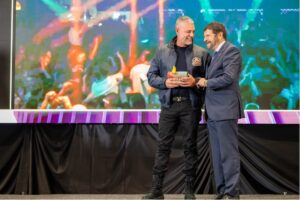 Yann Pissenem, CEO de The Night League, recogi&oacute; el Golden Moon Award a "The World's Best Club" 2023 por H&iuml; Ibiza de manos del teniente de alcalde de Prevenci&oacute;n y Seguridad, del Ayuntamiento de Barcelona, Albert Batlle