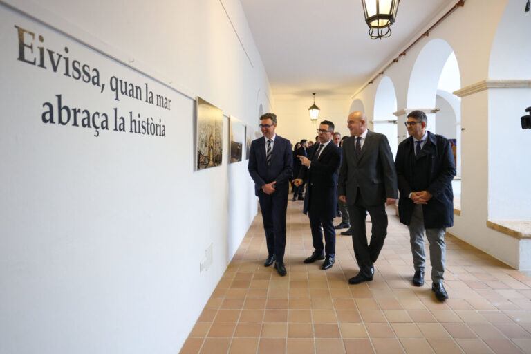 Autoridades en la recorrida del 25 aniversario de la declaración como Patrimonio de la Humanidad por la UNESCO para Ibiza.