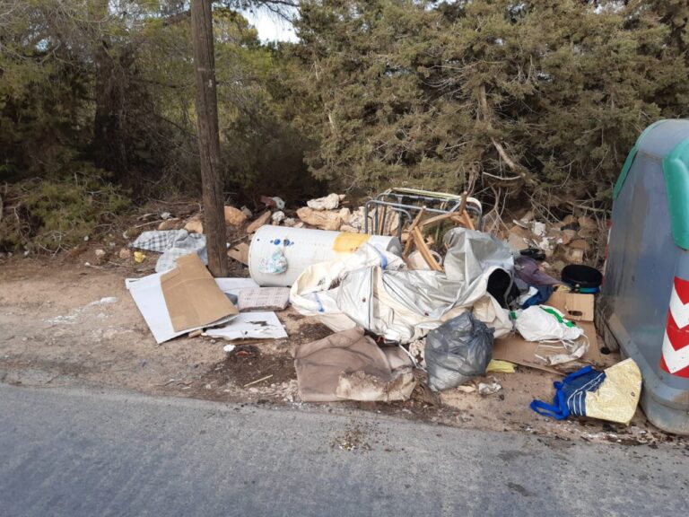 Basura acumulada en Formentera