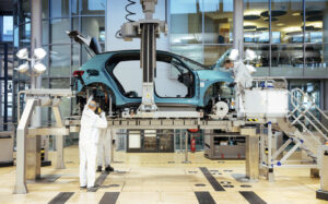 Línea de ensamblaje de una fábrica de Volkswagen.