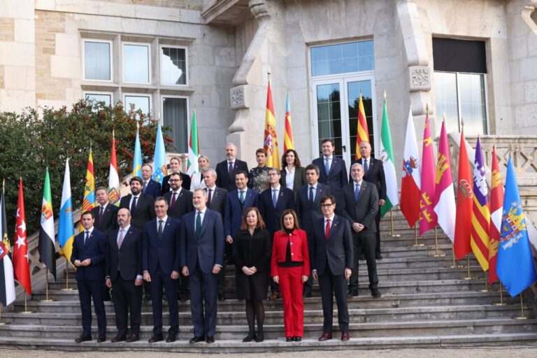 Foto de familia en la escalinata del Palacio de la Magdalena.