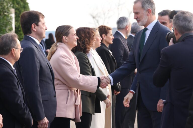 Marga Prohens saluda a Felipe VI.