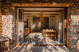 Ibiza Interiors ha reformado un antiguo taller abandonado